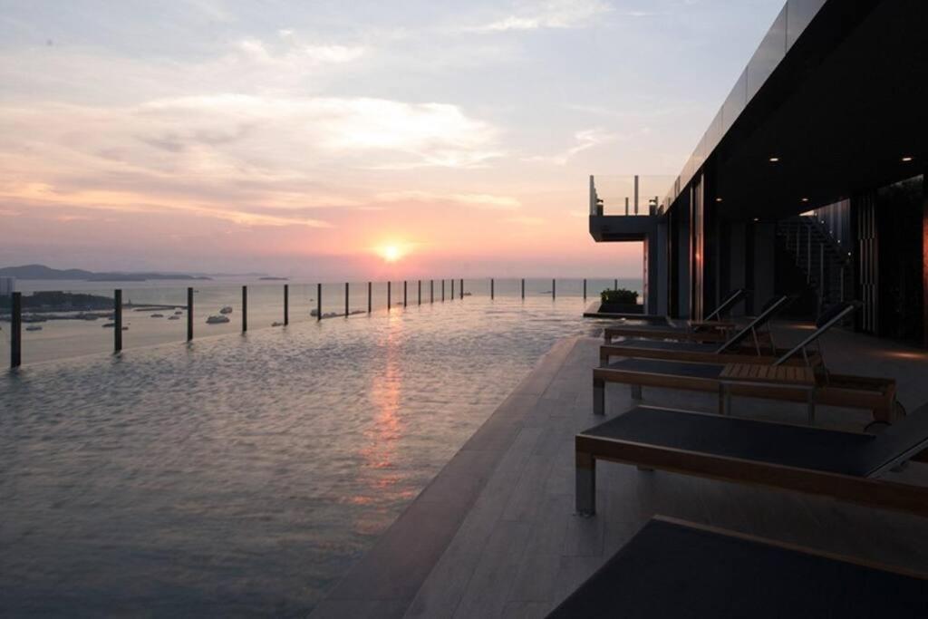 The Base Condo Center Of Pattaya Rooftop Swimming Pool Exterior photo